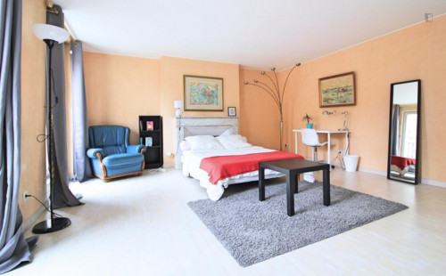 Large double bedroom with a balcony, in the central Préfecture neighbourhood