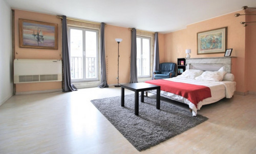 Large double bedroom with a balcony, in the central Préfecture neighbourhood