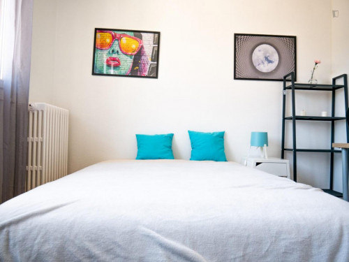 Beautiful double bedroom in a 4-bedroom apartment
