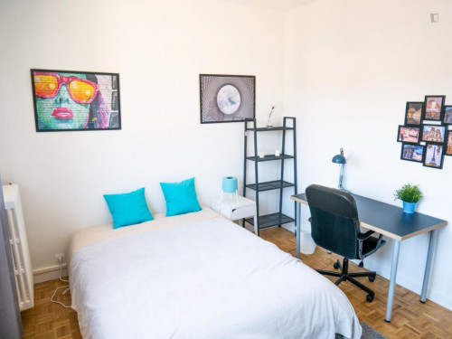 Beautiful double bedroom in a 4-bedroom apartment