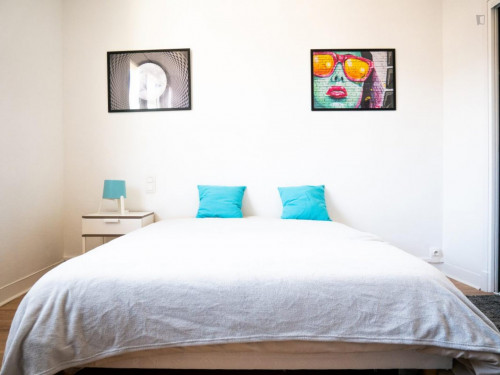 Beautiful double bedroom in a 4-bedroom apartment
