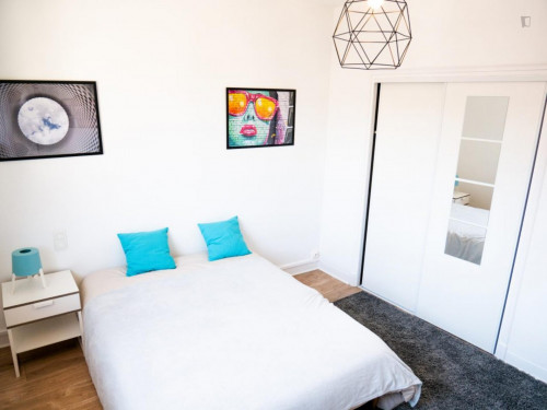 Beautiful double bedroom in a 4-bedroom apartment