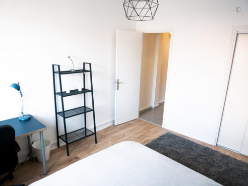 Beautiful double bedroom in a 4-bedroom apartment