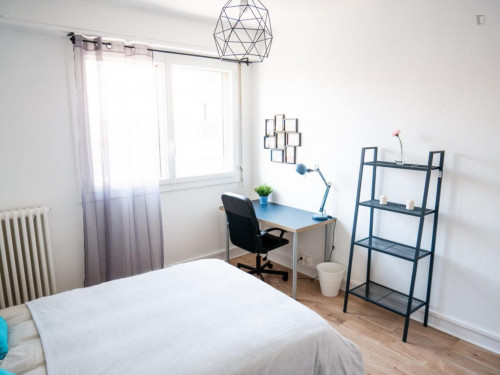 Beautiful double bedroom in a 4-bedroom apartment