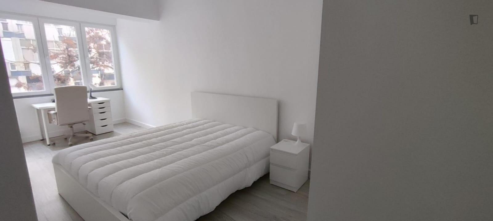 Lovely Double Bedroom In Almada - 1