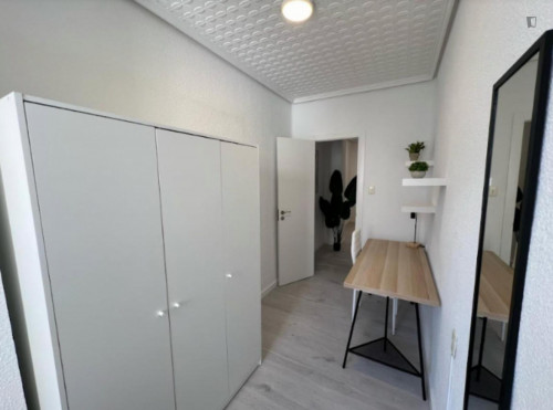 Snug single bedroom near Gulliver park