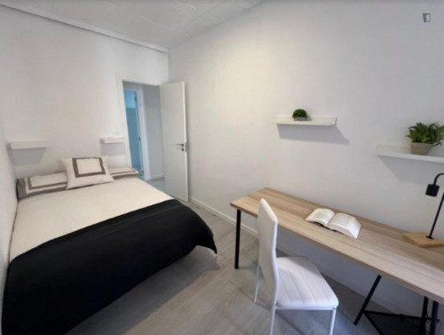Bright single bedroom in L'Eixample