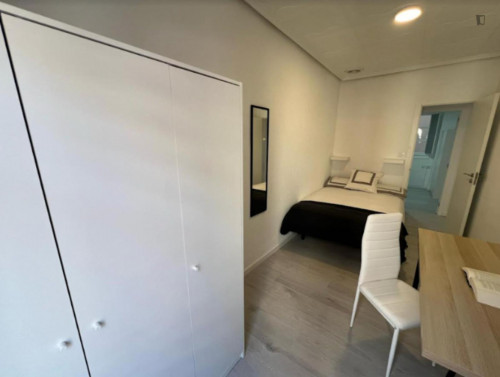 Bright single bedroom in L'Eixample