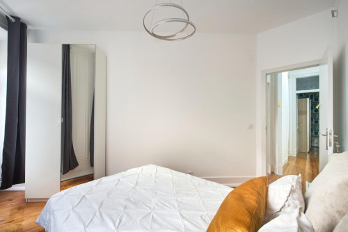 Great looking single bedroom with balcony