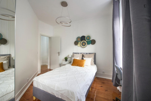 Great looking single bedroom with balcony