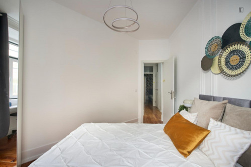 Great looking single bedroom with balcony