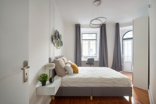 Great looking single bedroom with balcony