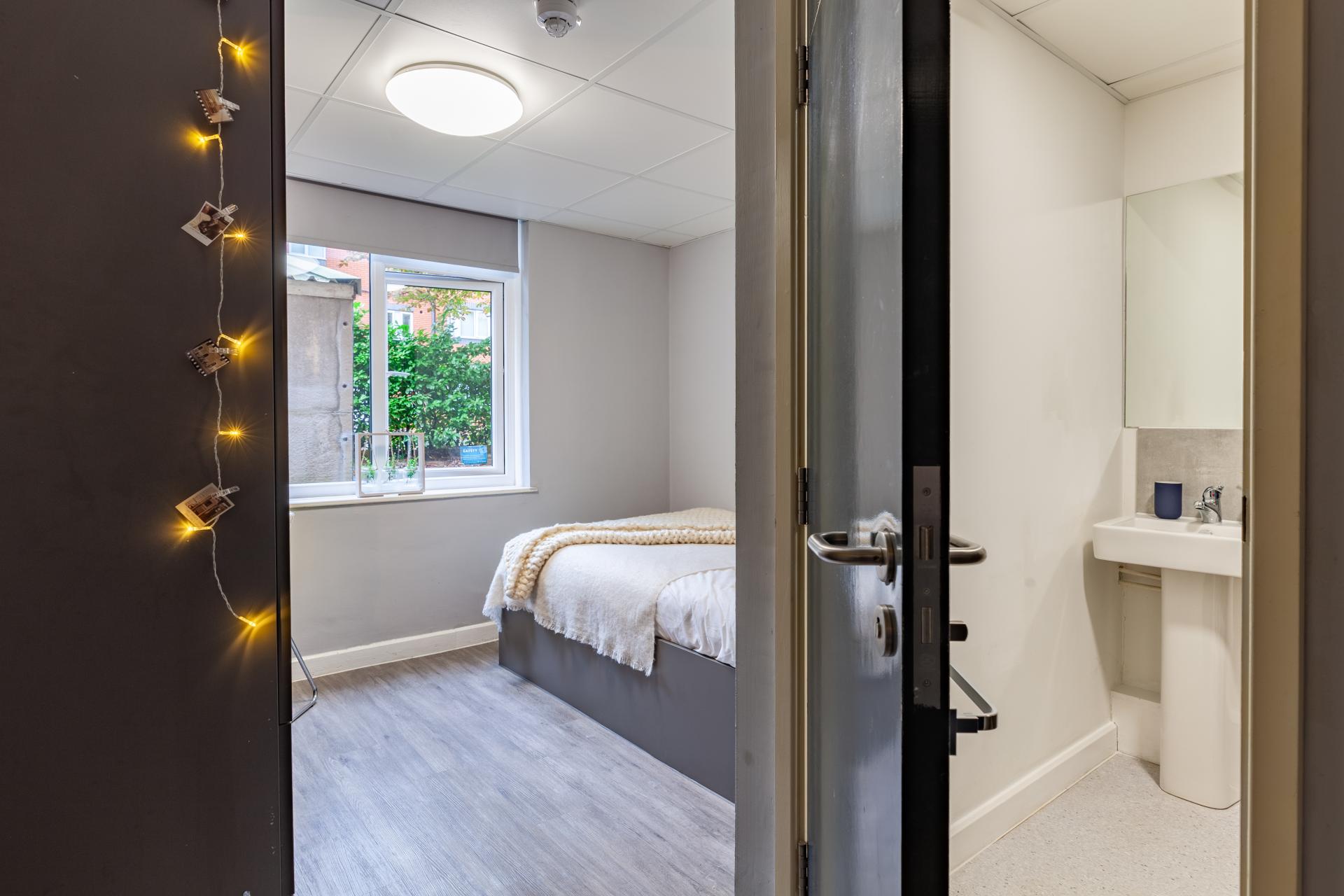 Classic En-Suite - Allen Court - Gallery - 8