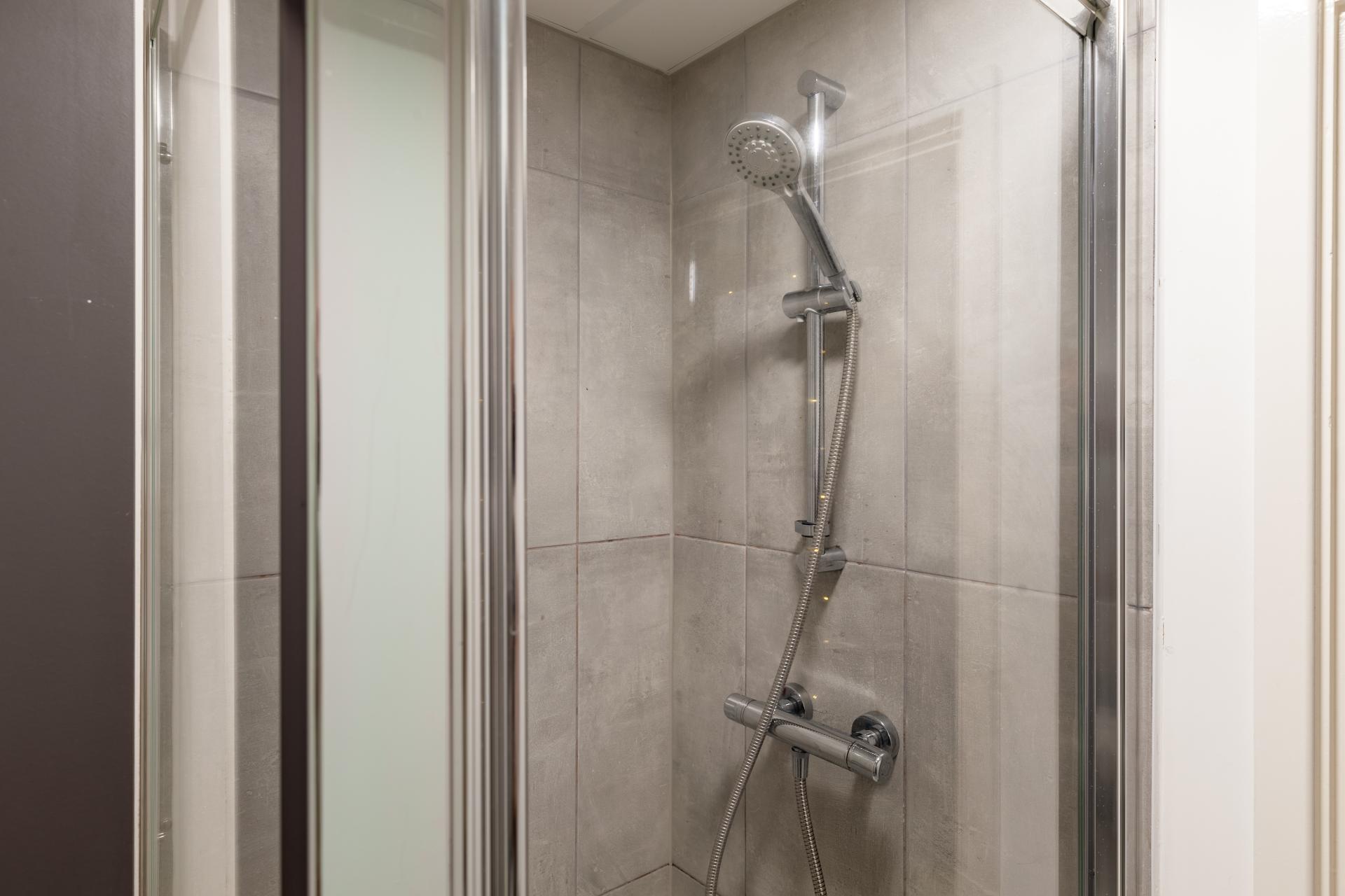 Classic En-Suite - Allen Court - Gallery - 11