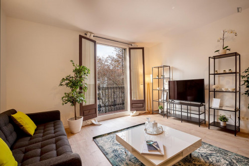 Big 3-bedroom flat with a terrace, near trendy Plaça Reial