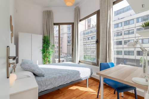 Interesting double bedroom with a balcony, in Dreta de l'Eixample