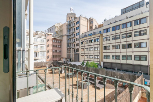 Interesting double bedroom with a balcony, in Dreta de l'Eixample