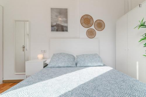Interesting double bedroom with a balcony, in Dreta de l'Eixample