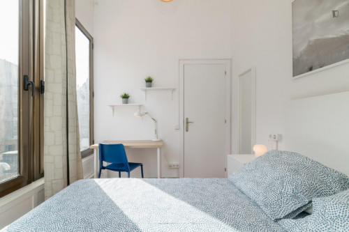 Interesting double bedroom with a balcony, in Dreta de l'Eixample