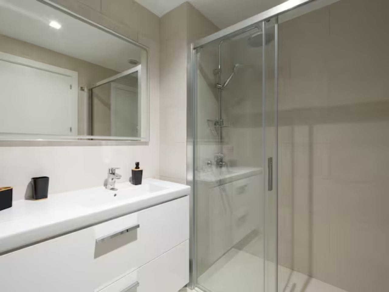 1 Bedroom Apartment (1A) - Vibrant Coliving Community for Remote Workers in Tranquil Guanarteme Near Beaches - Gallery - 8