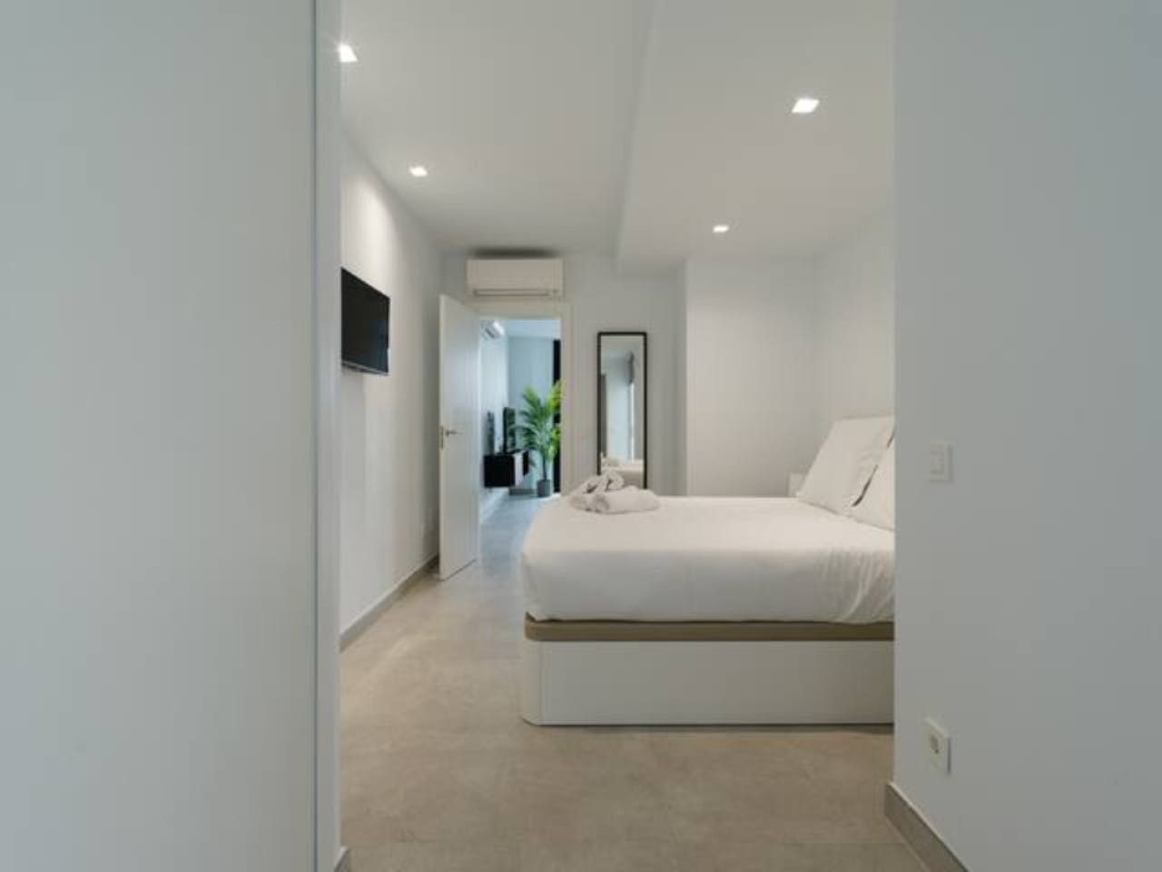 1 Bedroom Apartment (1B) - Vibrant Coliving Community for Remote Workers in Tranquil Guanarteme Near Beaches - Gallery - 2