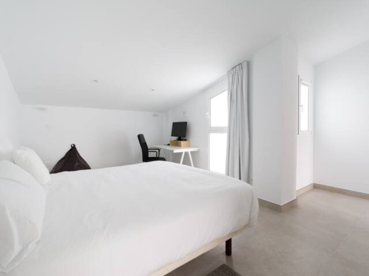 Penthouse Apartment - Vibrant Coliving Community for Remote Workers in Tranquil Guanarteme Near Beaches - Gallery - 3