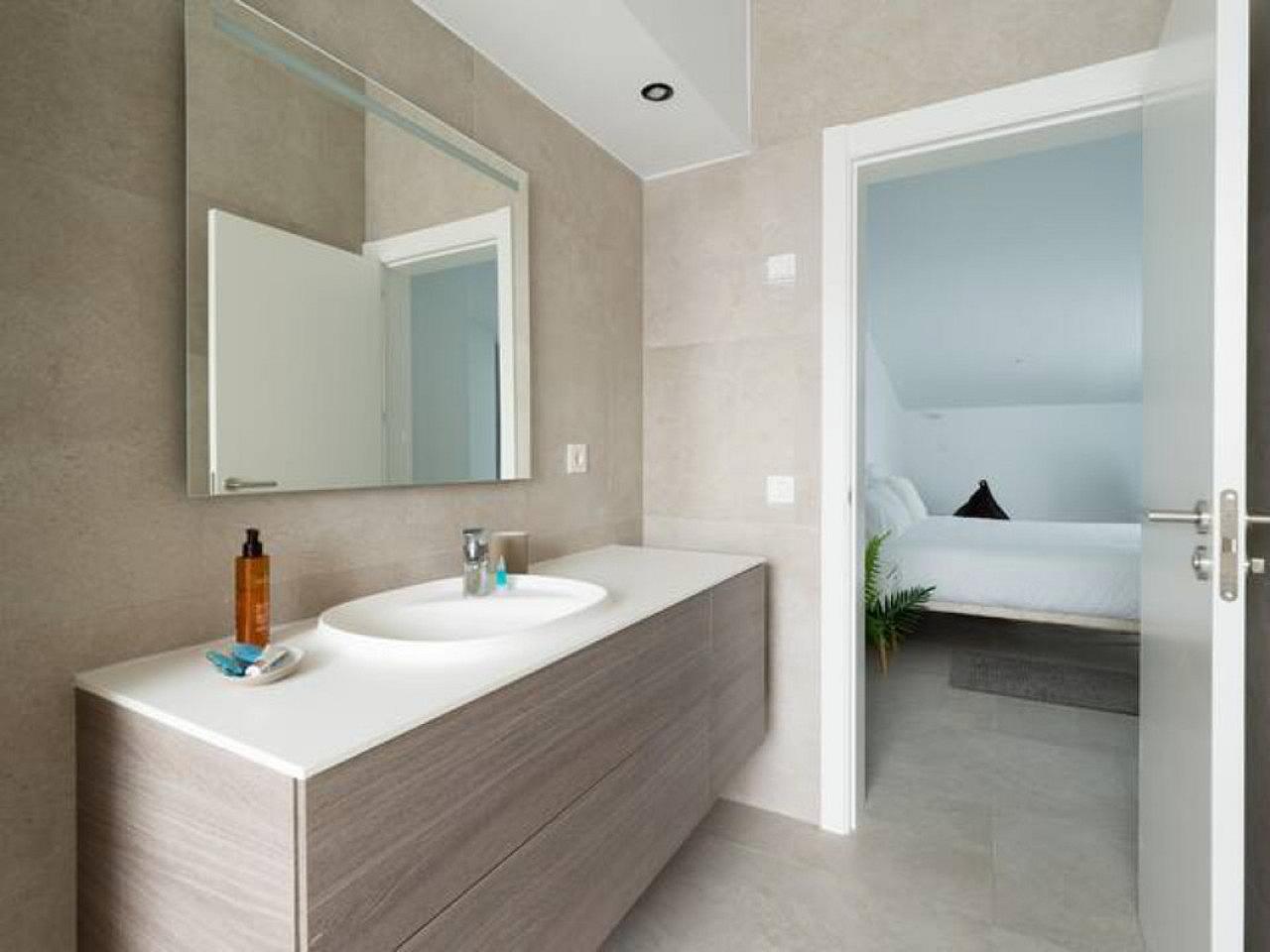 Penthouse Apartment - Vibrant Coliving Community for Remote Workers in Tranquil Guanarteme Near Beaches - Gallery - 35