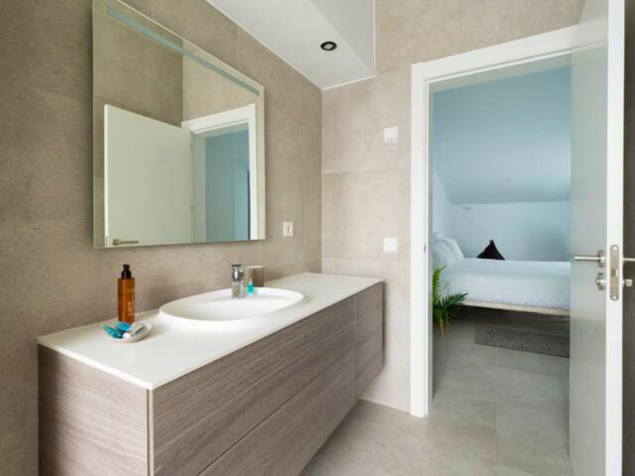 Penthouse Apartment - Vibrant Coliving Community for Remote Workers in Tranquil Guanarteme Near Beaches - Gallery - 17