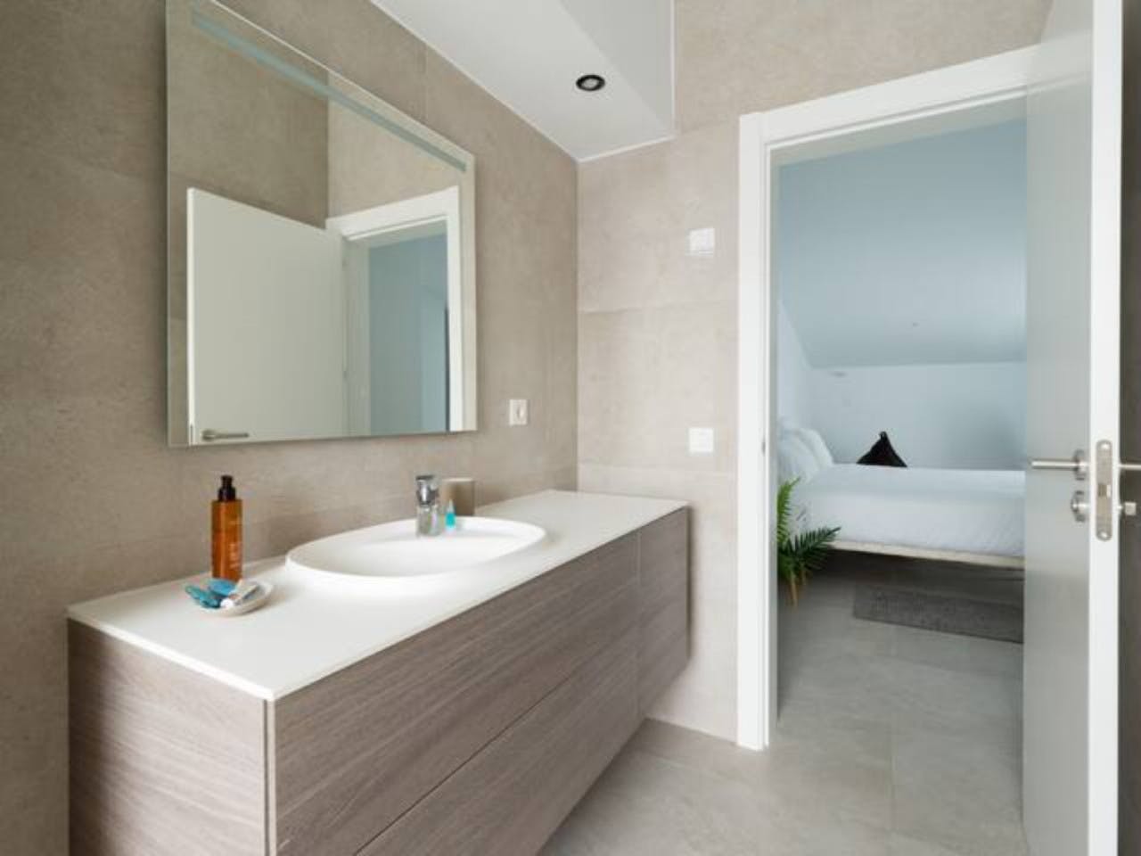 Penthouse Apartment - Vibrant Coliving Community for Remote Workers in Tranquil Guanarteme Near Beaches - Gallery - 8