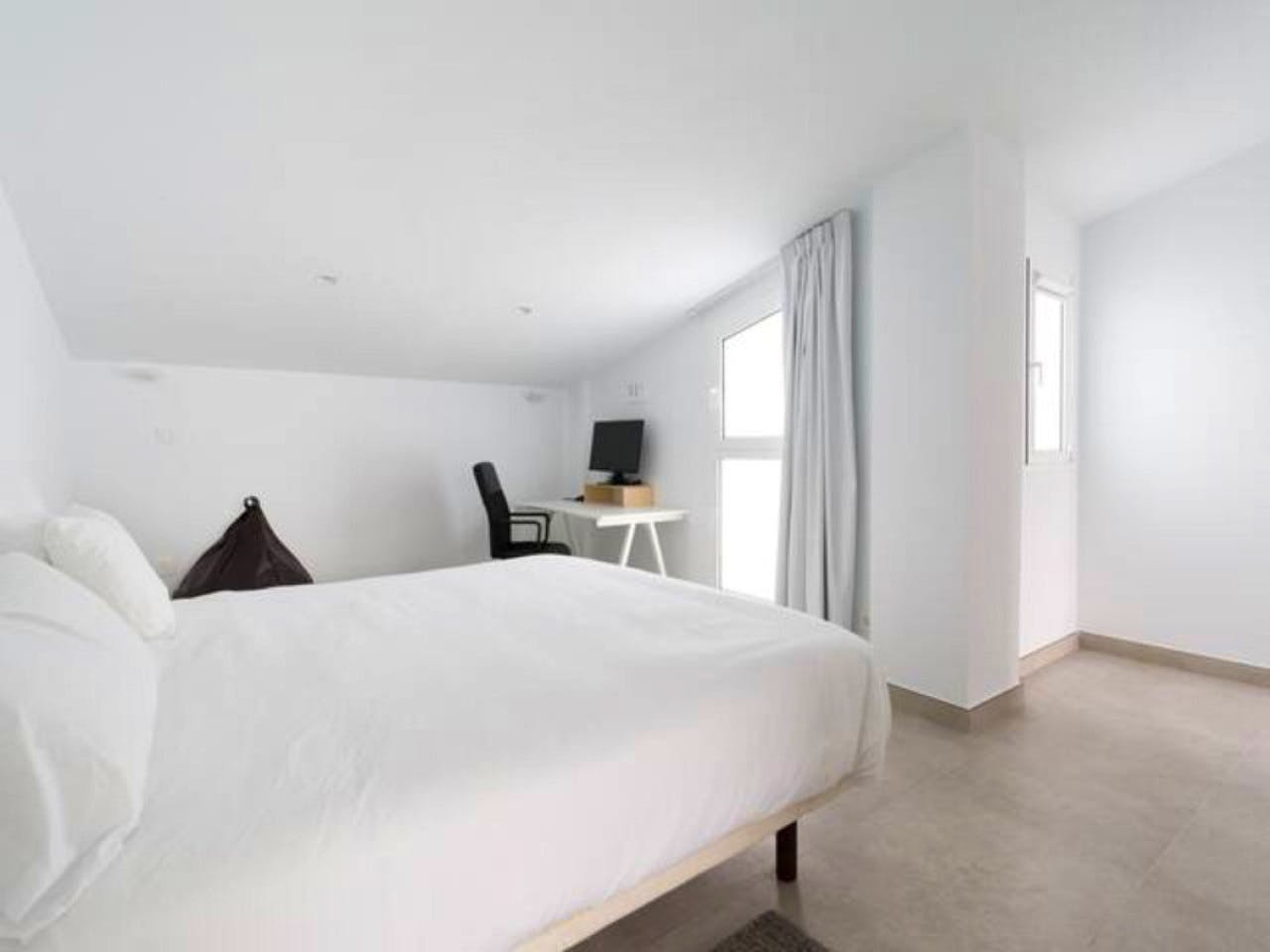 Penthouse Apartment - Vibrant Coliving Community for Remote Workers in Tranquil Guanarteme Near Beaches - Gallery - 12