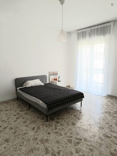 Spacious single bedroom in 4-bedroom flat near Politecnico