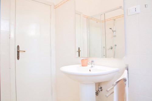 Nice double bedroom near Tevere river bank - Gallery - 15