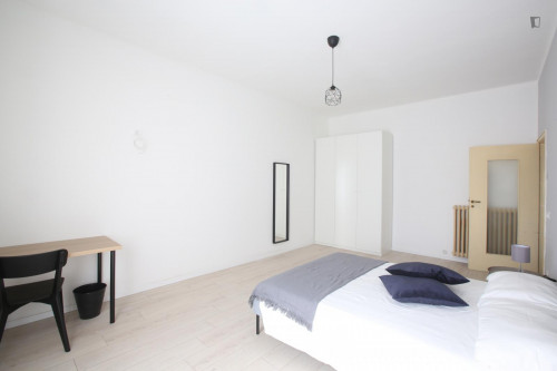 Restful double bedroom in proximity to Parco XXII Aprile