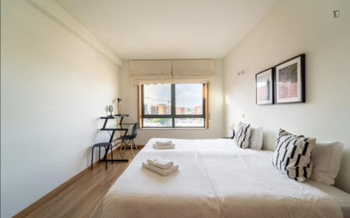 Appealing double bedroom in Nogueira Fraião e Lamaçães