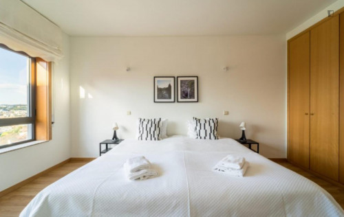 Appealing double bedroom in Nogueira Fraião e Lamaçães