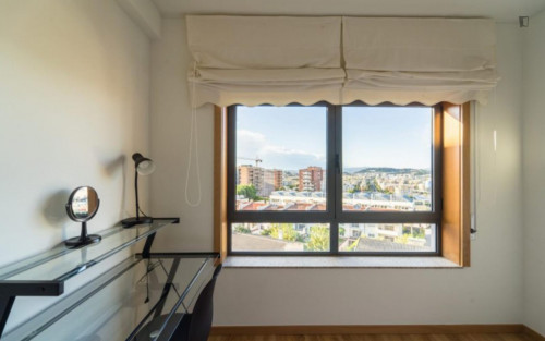 Appealing double bedroom in Nogueira Fraião e Lamaçães