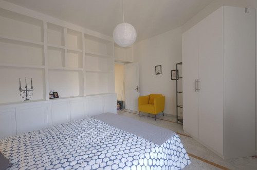 Bright double bedroom in Trieste neighbourhood