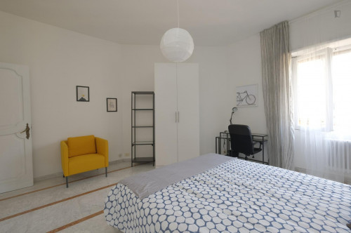 Bright double bedroom in Trieste neighbourhood