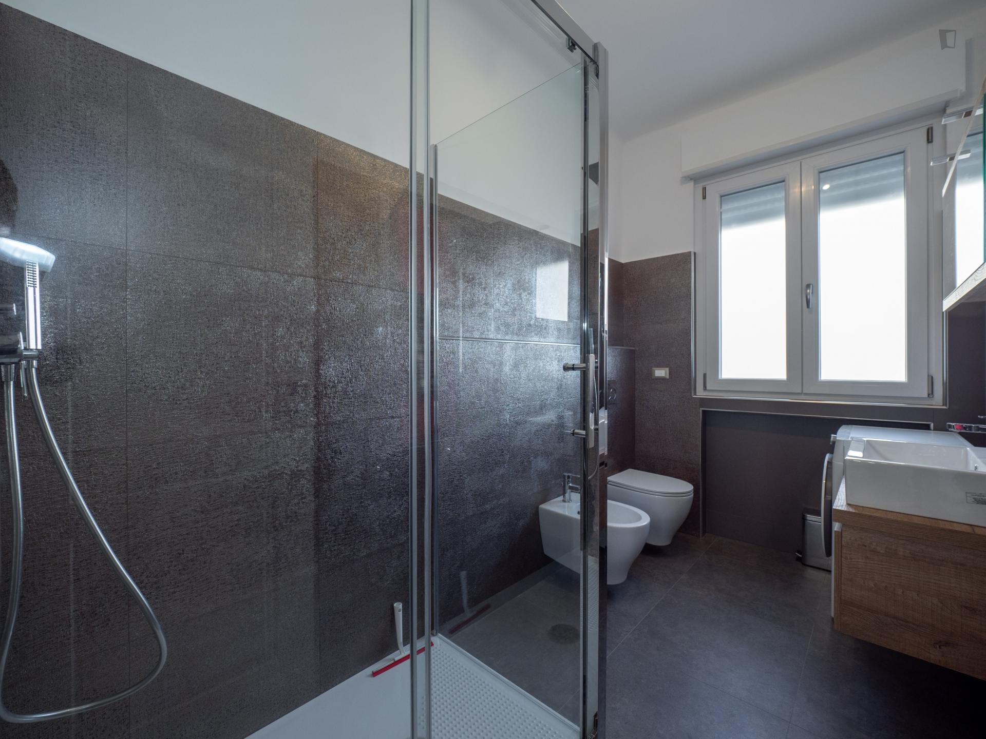 Bed in a twin bedroom well connected to city centre