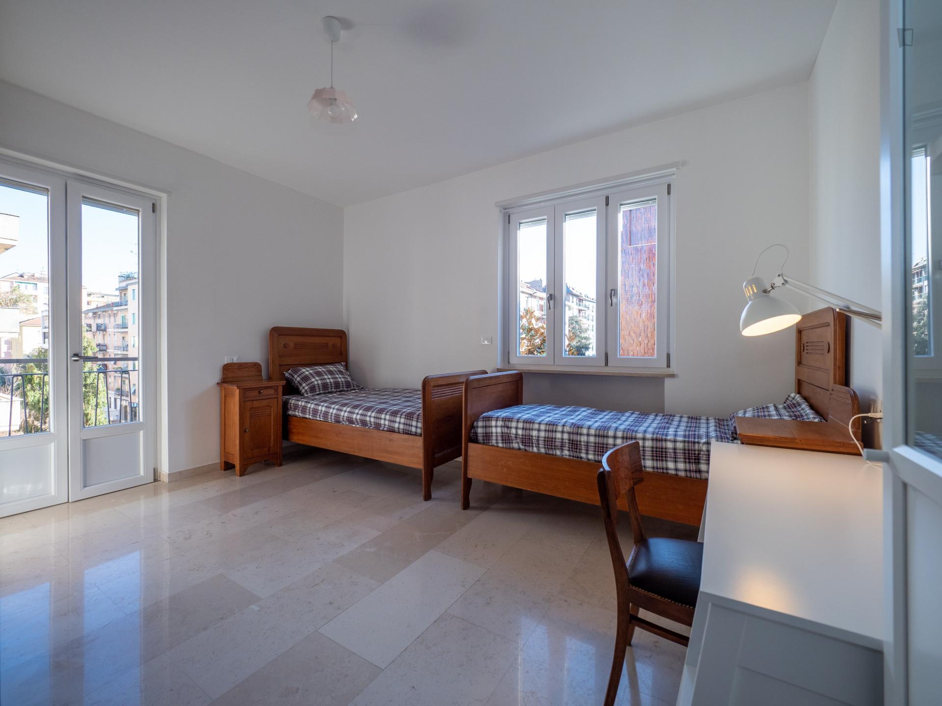 Bed in a twin bedroom well connected to city centre