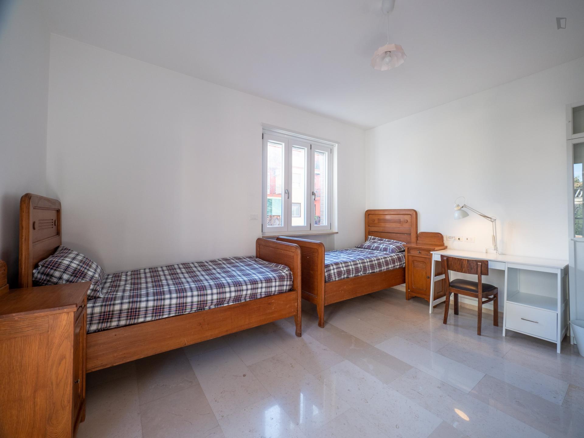 Bed in a twin bedroom well connected to city centre