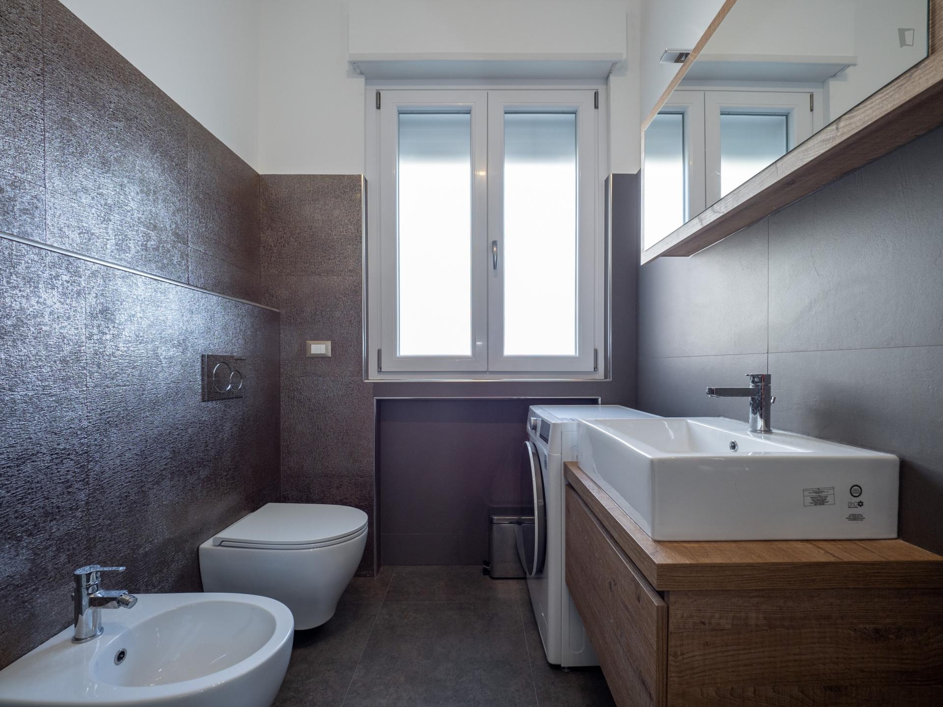 Bed in a twin bedroom well connected to city centre