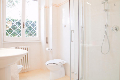 Bright double bedroom near Tevere river bank - Gallery - 16