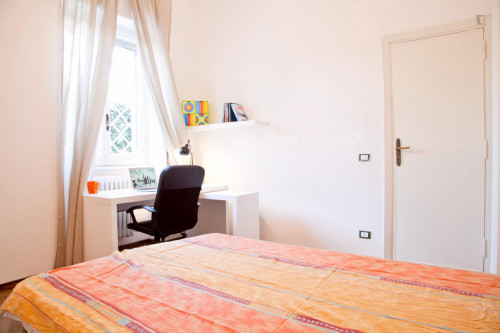 Bright double bedroom near Tevere river bank
