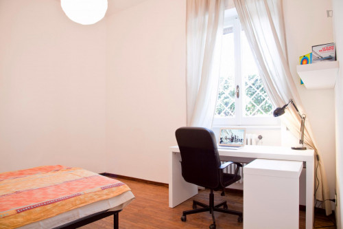 Bright double bedroom near Tevere river bank - Gallery - 6