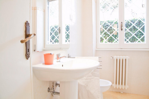 Bright double bedroom near Tevere river bank - Gallery - 15