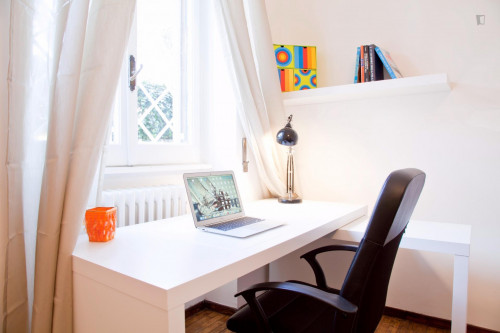 Bright double bedroom near Tevere river bank