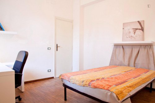 Bright double bedroom near Tevere river bank