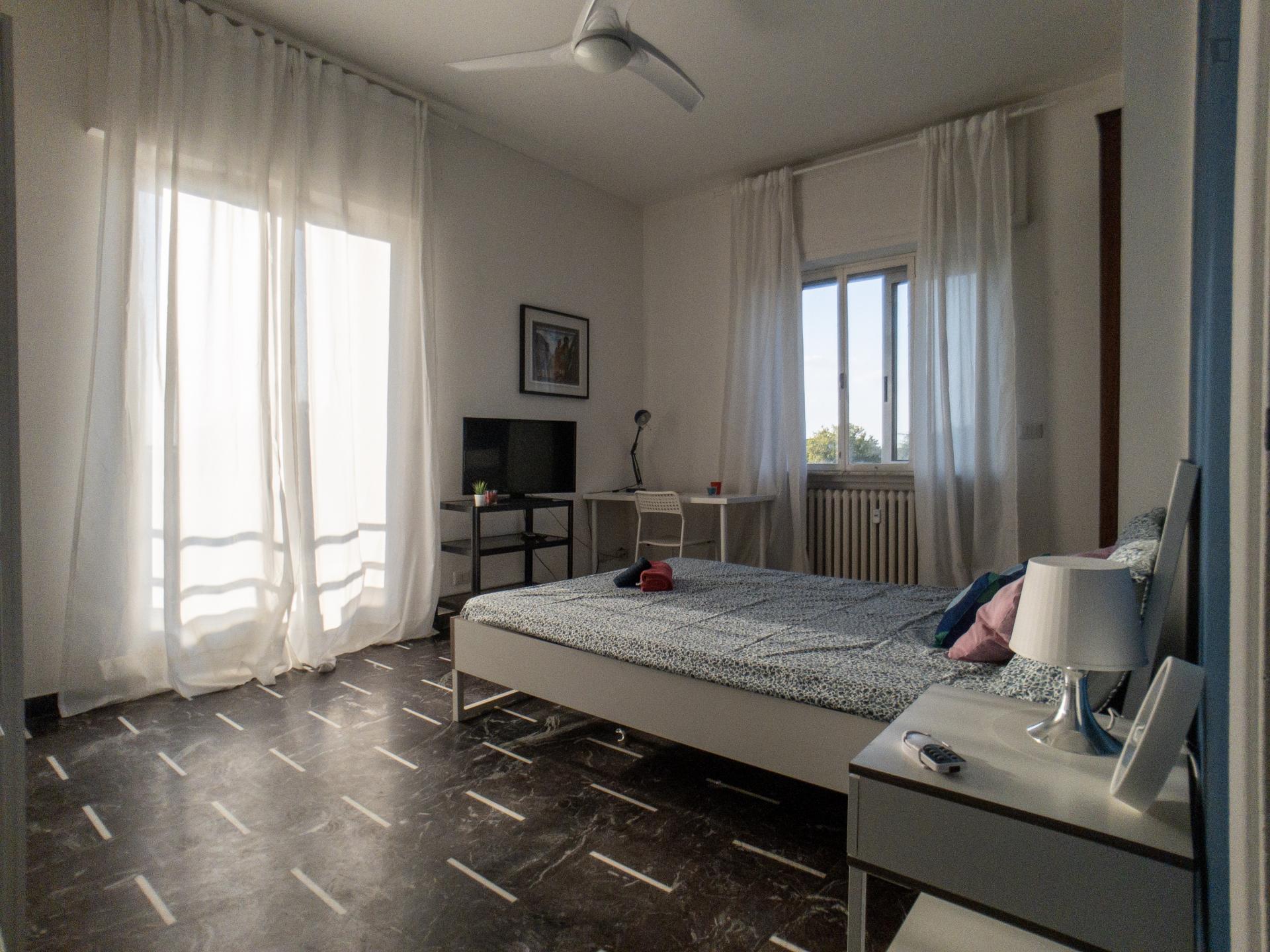 Spacious double bedroom close to Sesto Rondò metro station