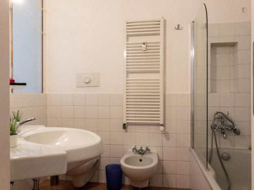 Bed in a twin bedroom in Porta Romana neighbourhood - Gallery - 11